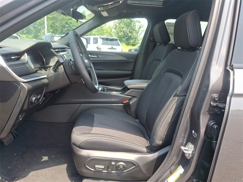 new 2025 Jeep Grand Cherokee car, priced at $44,595