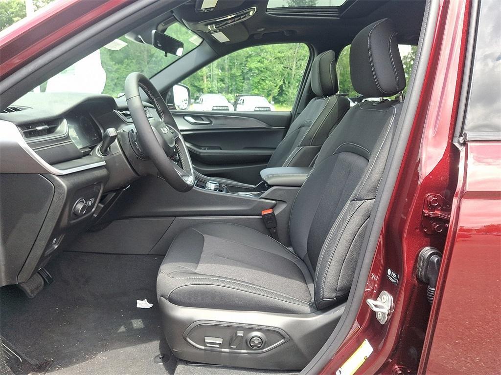 new 2025 Jeep Grand Cherokee car, priced at $44,595