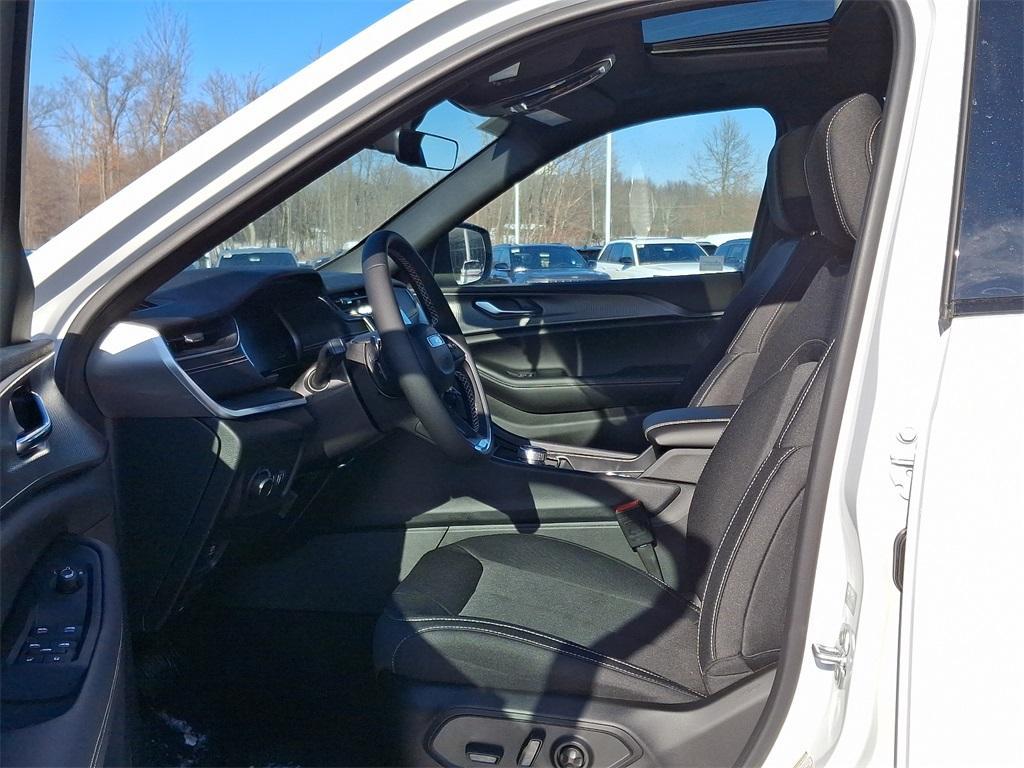 new 2025 Jeep Grand Cherokee car, priced at $39,182