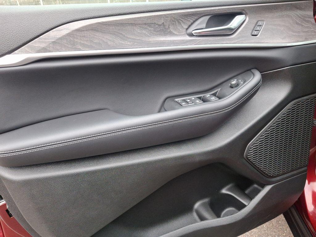 new 2024 Jeep Grand Cherokee car, priced at $50,251