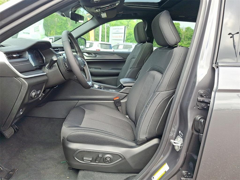 new 2025 Jeep Grand Cherokee car, priced at $44,595