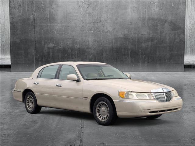 used 2000 Lincoln Town Car car, priced at $9,599