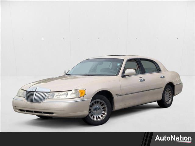used 2000 Lincoln Town Car car, priced at $8,156