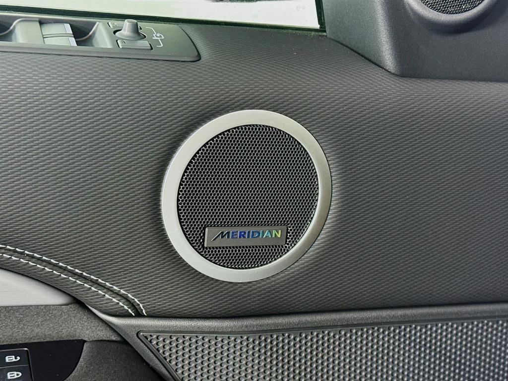 new 2025 Land Rover Discovery car, priced at $72,375