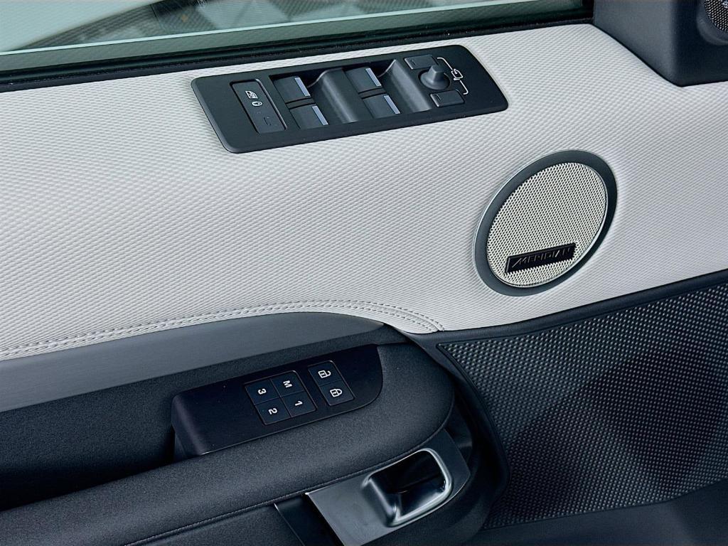 new 2025 Land Rover Discovery car, priced at $82,300