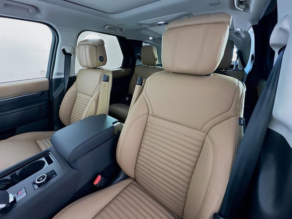 new 2025 Land Rover Discovery car, priced at $85,928