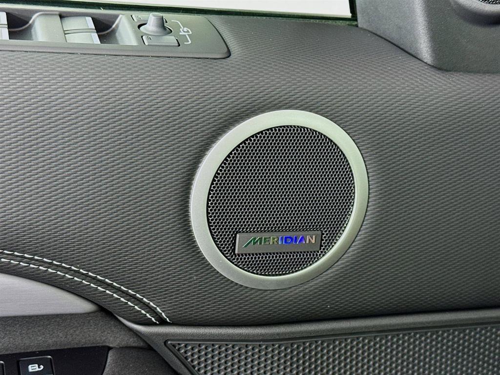 new 2025 Land Rover Discovery car, priced at $73,325