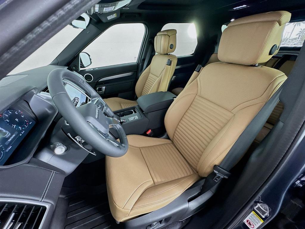 new 2025 Land Rover Discovery car, priced at $73,325