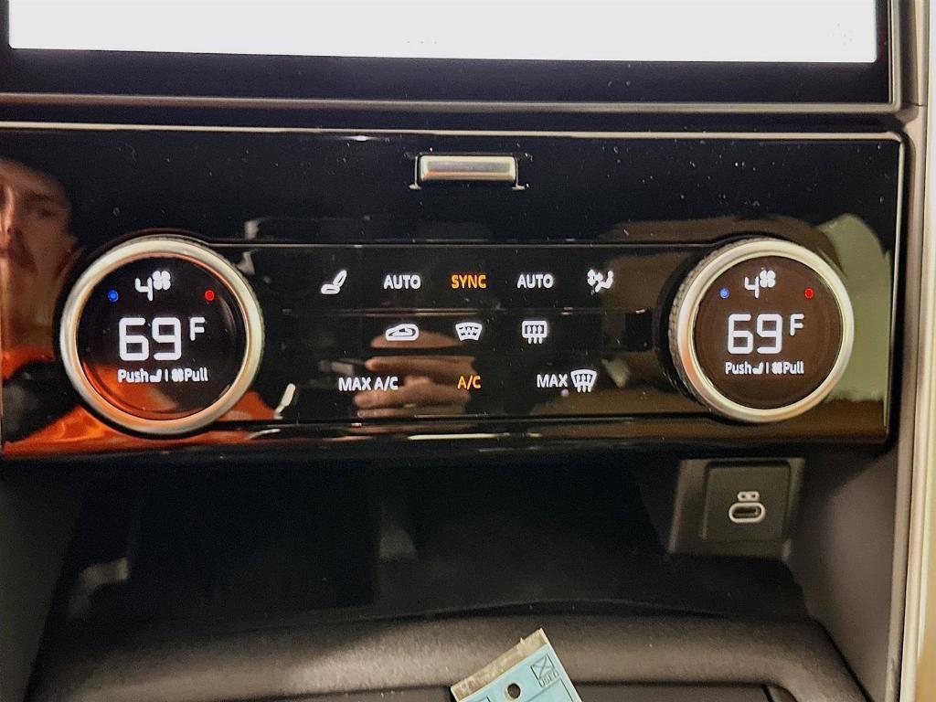 new 2025 Land Rover Discovery car, priced at $78,025