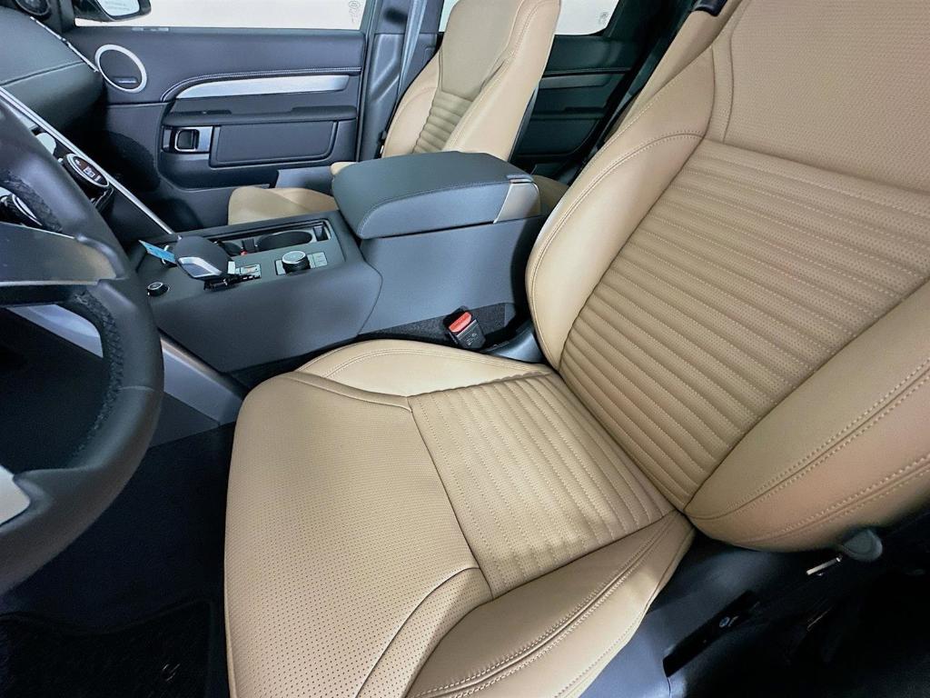 new 2025 Land Rover Discovery car, priced at $78,025