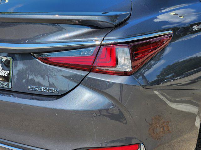 new 2025 Lexus ES 300h car, priced at $51,615