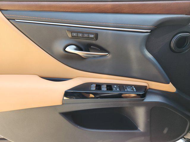 new 2025 Lexus ES 300h car, priced at $51,615