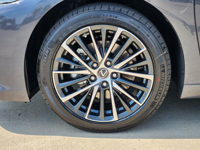 new 2025 Lexus ES 300h car, priced at $51,615