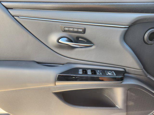 new 2025 Lexus ES 300h car, priced at $51,805