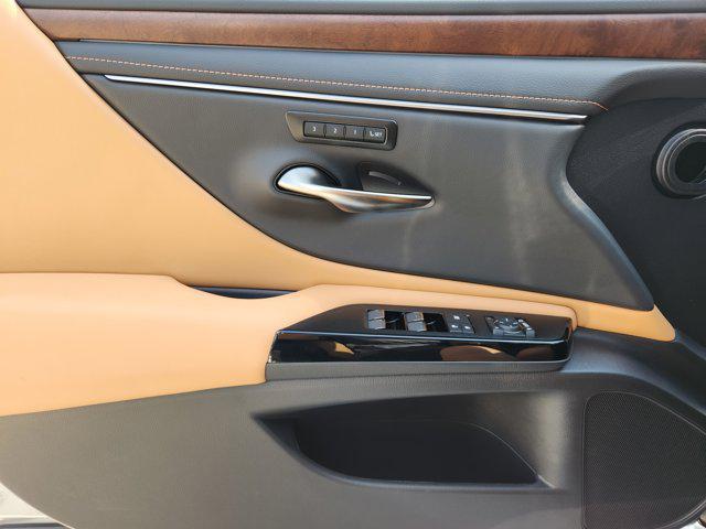 new 2025 Lexus ES 300h car, priced at $51,254