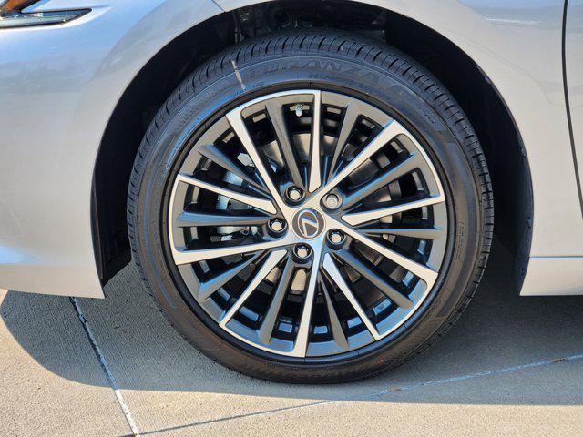 new 2025 Lexus ES 300h car, priced at $51,254