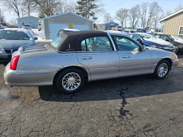 used 2000 Lincoln Town Car car, priced at $8,995