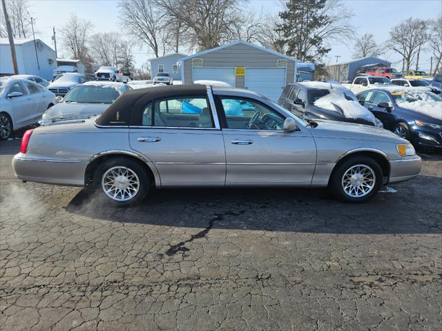 used 2000 Lincoln Town Car car, priced at $8,995