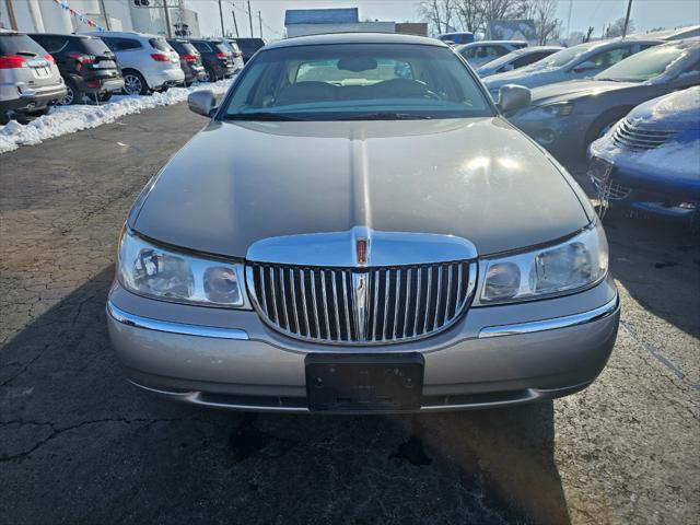 used 2000 Lincoln Town Car car, priced at $8,995