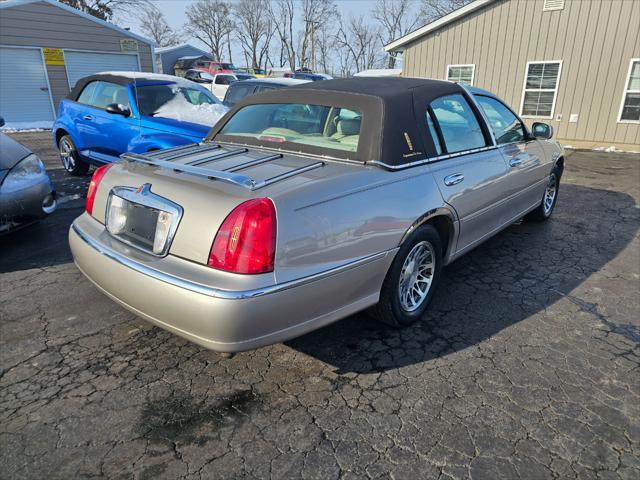 used 2000 Lincoln Town Car car, priced at $8,995