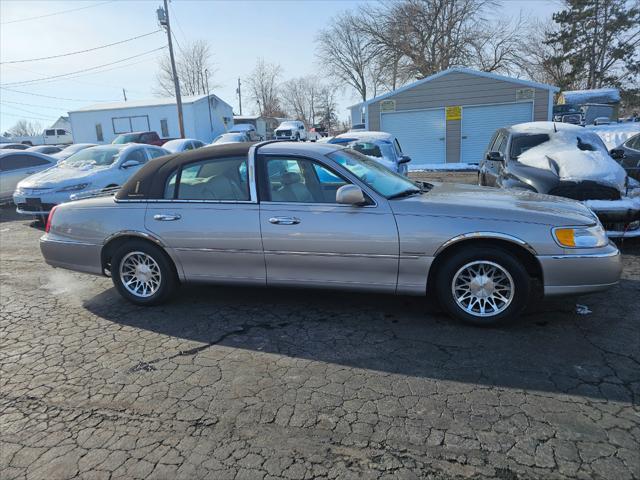 used 2000 Lincoln Town Car car, priced at $8,995