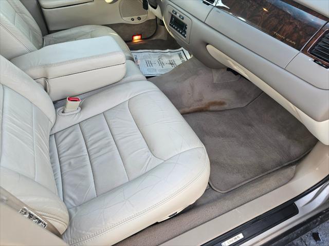 used 2000 Lincoln Town Car car, priced at $8,995