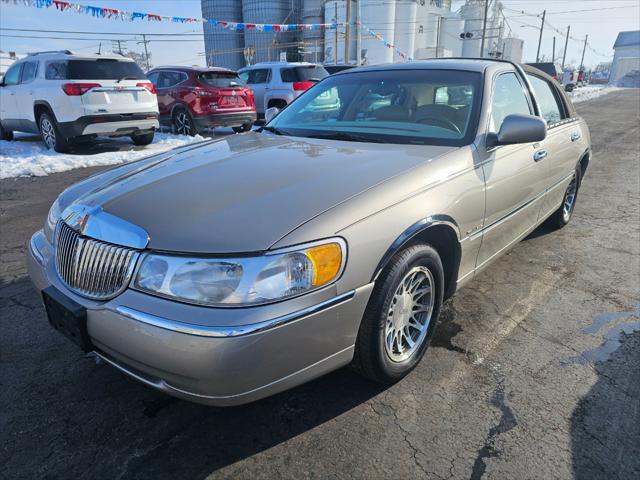 used 2000 Lincoln Town Car car, priced at $8,995