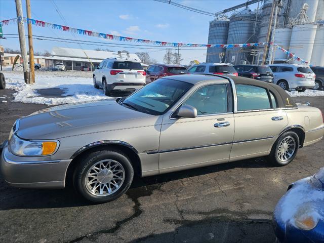 used 2000 Lincoln Town Car car, priced at $8,995