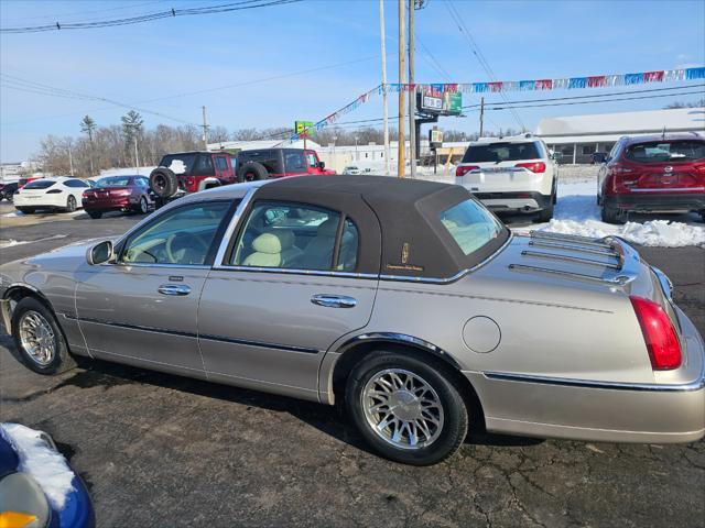 used 2000 Lincoln Town Car car, priced at $8,995