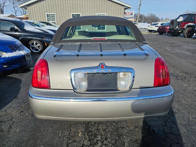 used 2000 Lincoln Town Car car, priced at $8,995