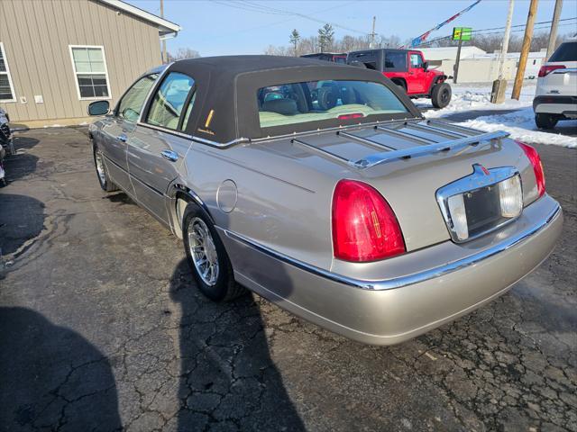 used 2000 Lincoln Town Car car, priced at $8,995