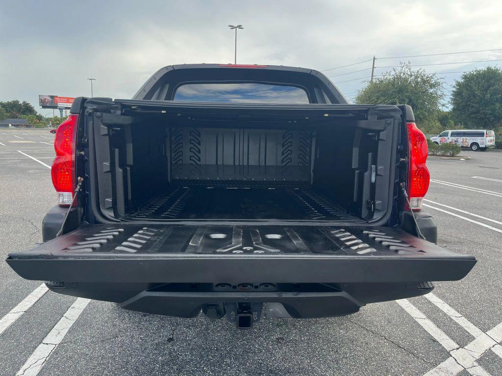used 2004 Chevrolet Avalanche car, priced at $11,999