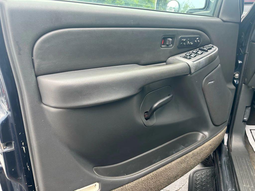 used 2004 Chevrolet Avalanche car, priced at $11,999