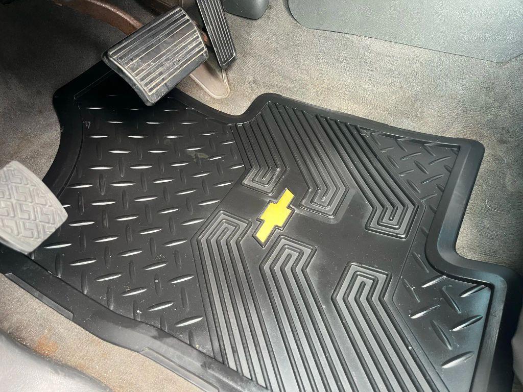 used 2004 Chevrolet Avalanche car, priced at $11,999