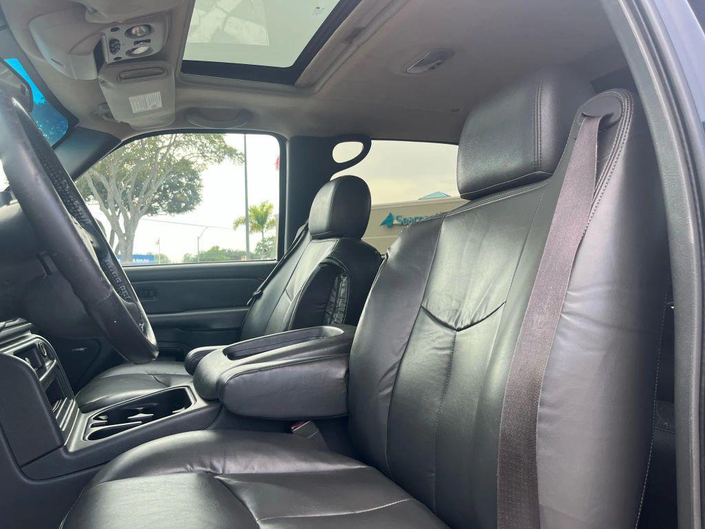 used 2004 Chevrolet Avalanche car, priced at $11,999