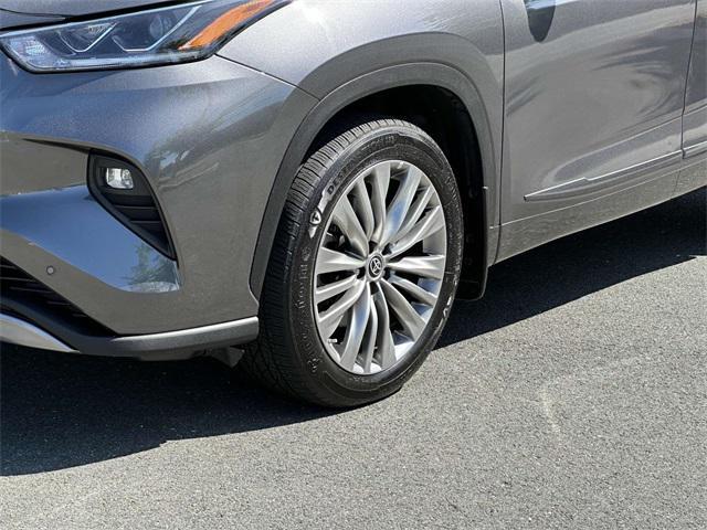 used 2022 Toyota Highlander car, priced at $40,587