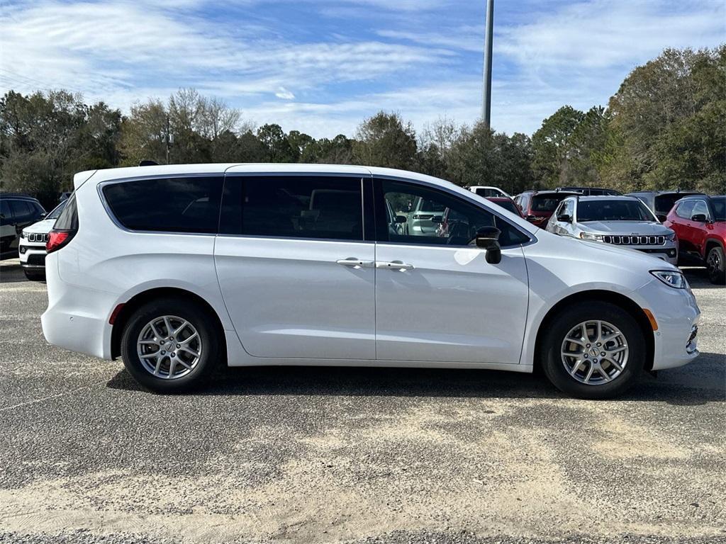 new 2025 Chrysler Pacifica car