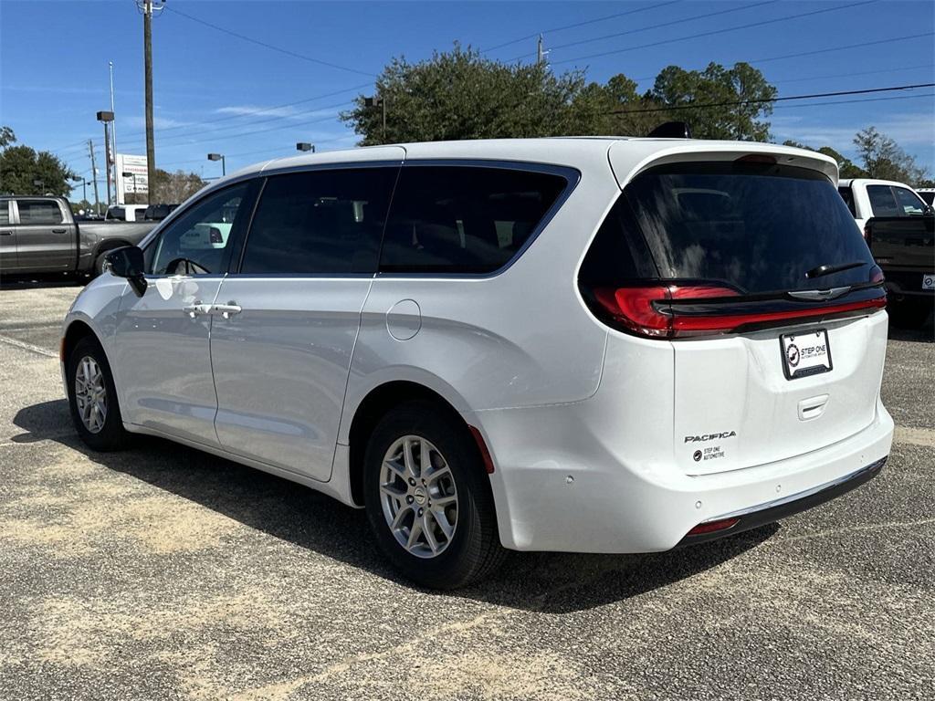 new 2025 Chrysler Pacifica car