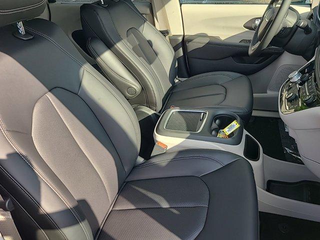 new 2024 Chrysler Pacifica car, priced at $42,911