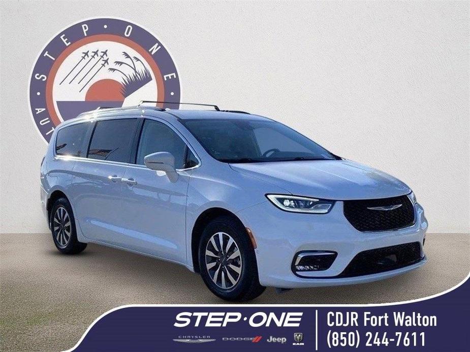 used 2021 Chrysler Pacifica Hybrid car, priced at $23,092