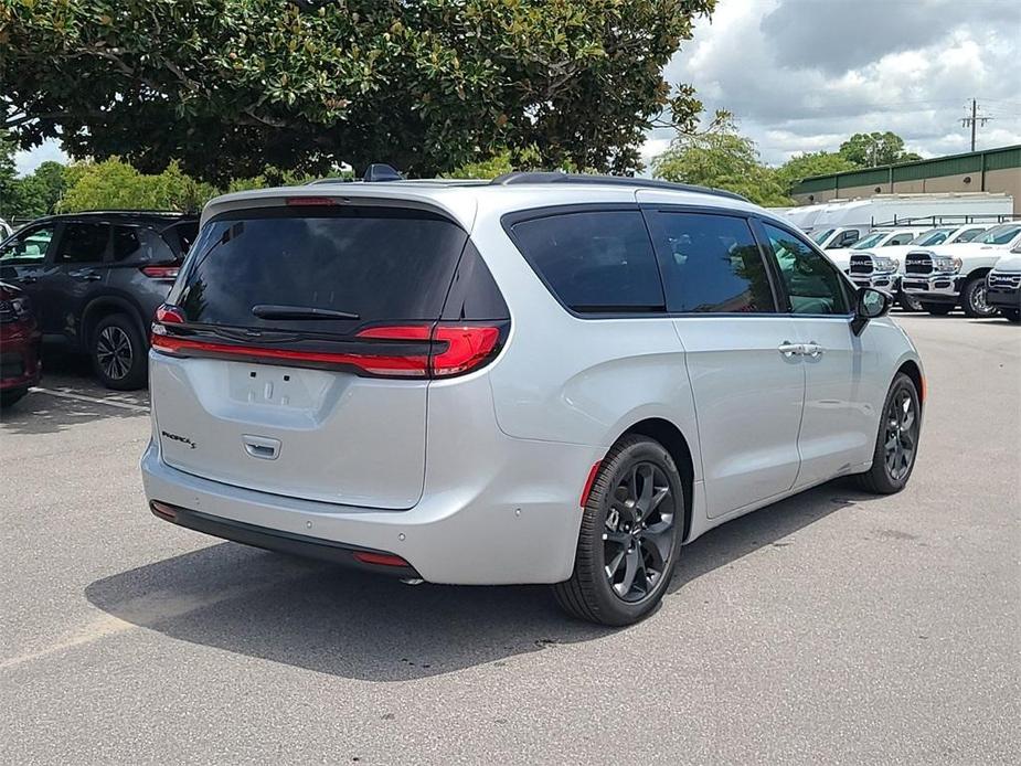 new 2024 Chrysler Pacifica car, priced at $39,495