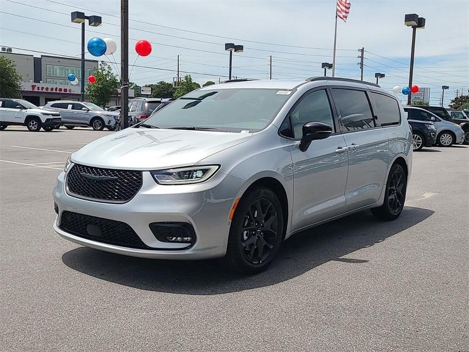 new 2024 Chrysler Pacifica car, priced at $39,495