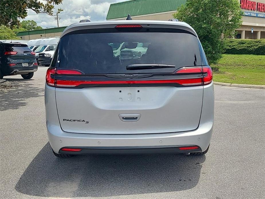 new 2024 Chrysler Pacifica car, priced at $39,495