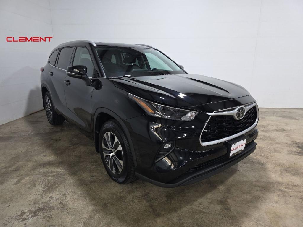 used 2022 Toyota Highlander car, priced at $34,900