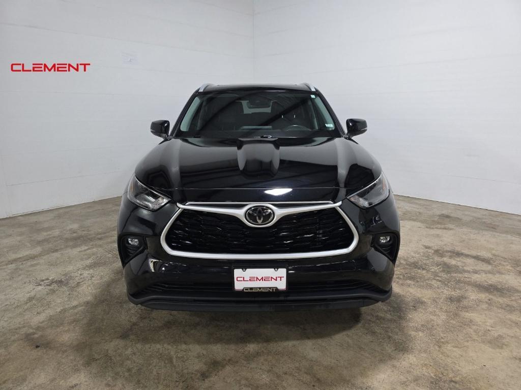 used 2022 Toyota Highlander car, priced at $34,900