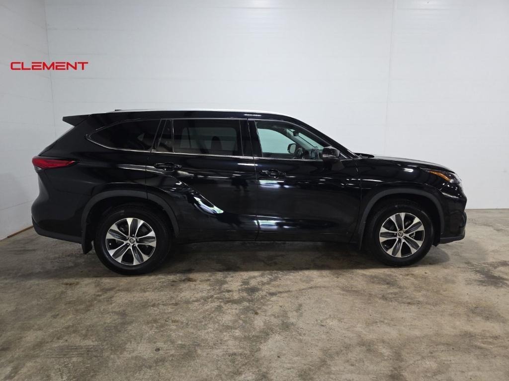 used 2022 Toyota Highlander car, priced at $34,000