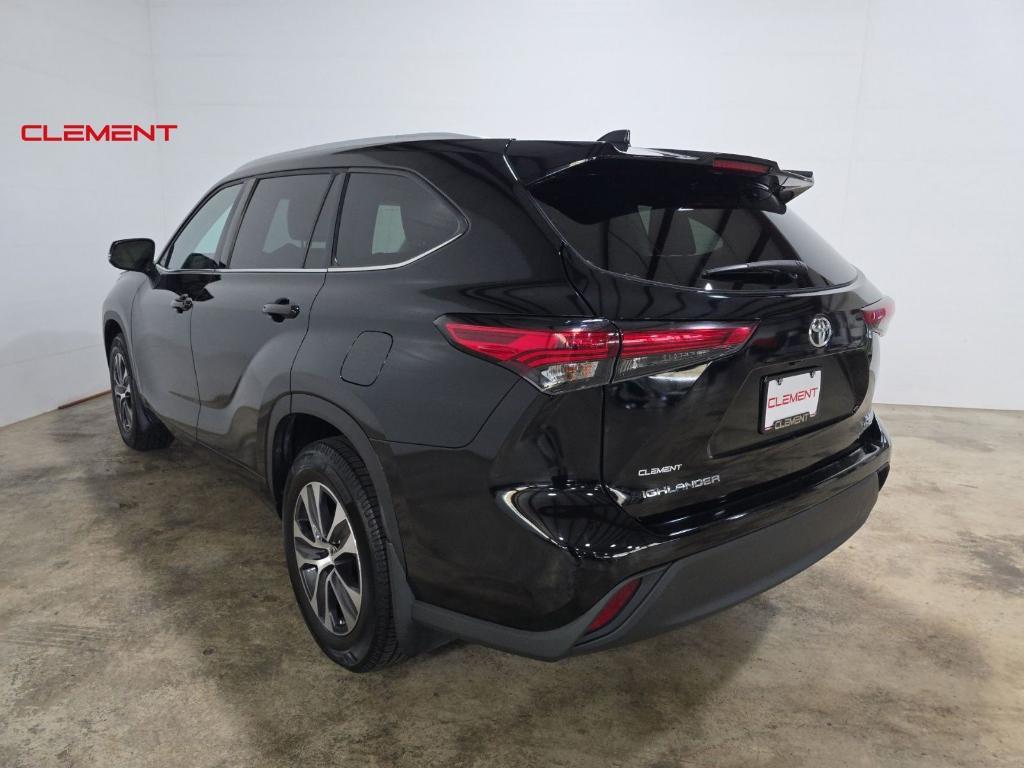 used 2022 Toyota Highlander car, priced at $34,900