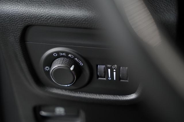 new 2025 Jeep Grand Cherokee car, priced at $40,452