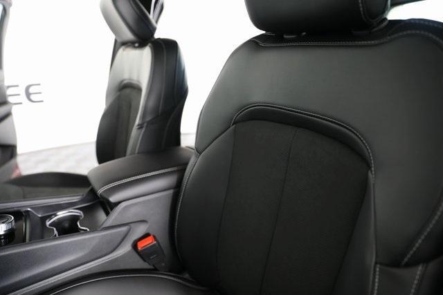 new 2025 Jeep Grand Cherokee car, priced at $41,202