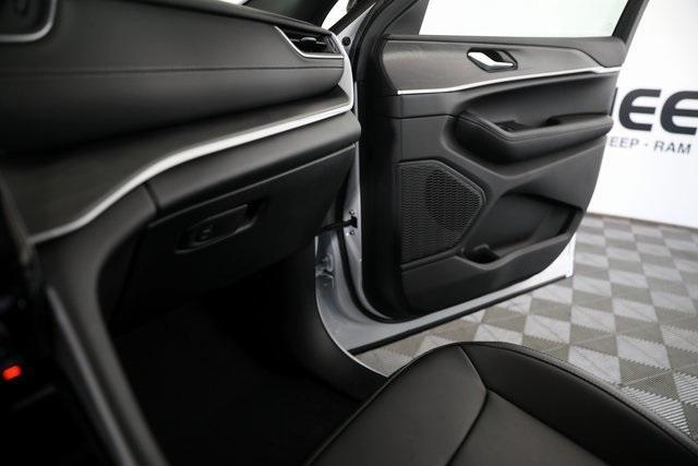 new 2025 Jeep Grand Cherokee car, priced at $45,405